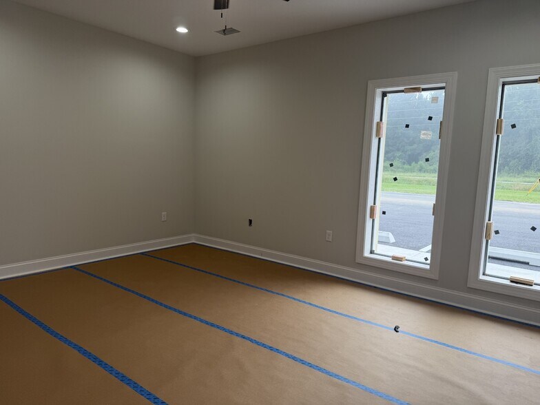 More Photos Of 3304 Hutchinson Ave, Adel Light Manufacturing For Lease