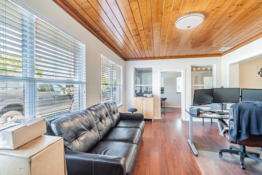 More Photos Of 110 Crenshaw Lake Rd, Lutz Office For Lease