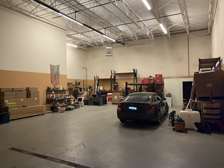 More Photos Of 399 Wall St, Glendale Heights Warehouse For Lease