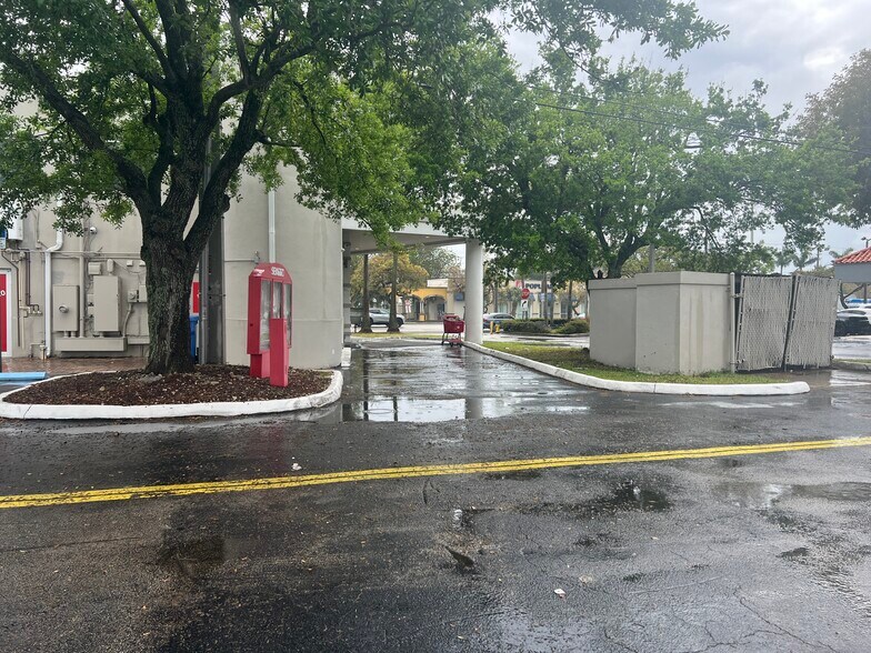 More Photos Of 13750 Biscayne Blvd, North Miami Beach Unknown For Lease