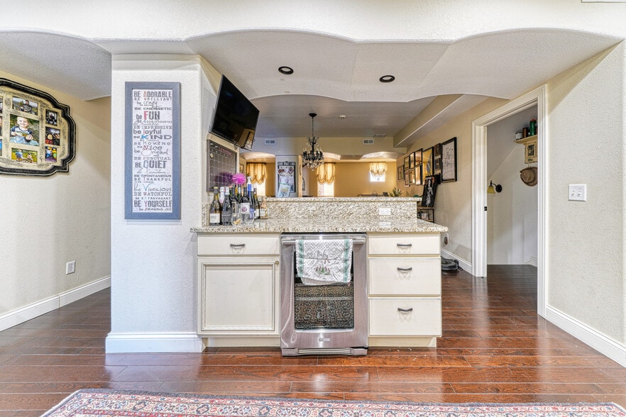 More Photos Of 1234 Manitoba Ave, South Milwaukee Specialty For Sale