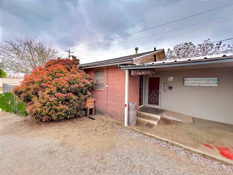 More Photos Of 413 W Broadway St, Hollis Hotel For Sale