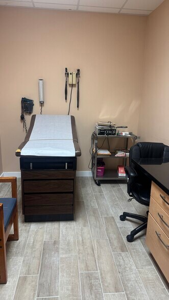 More Photos Of 1785 NE Broad Cswy, North Miami Beach Medical For Lease