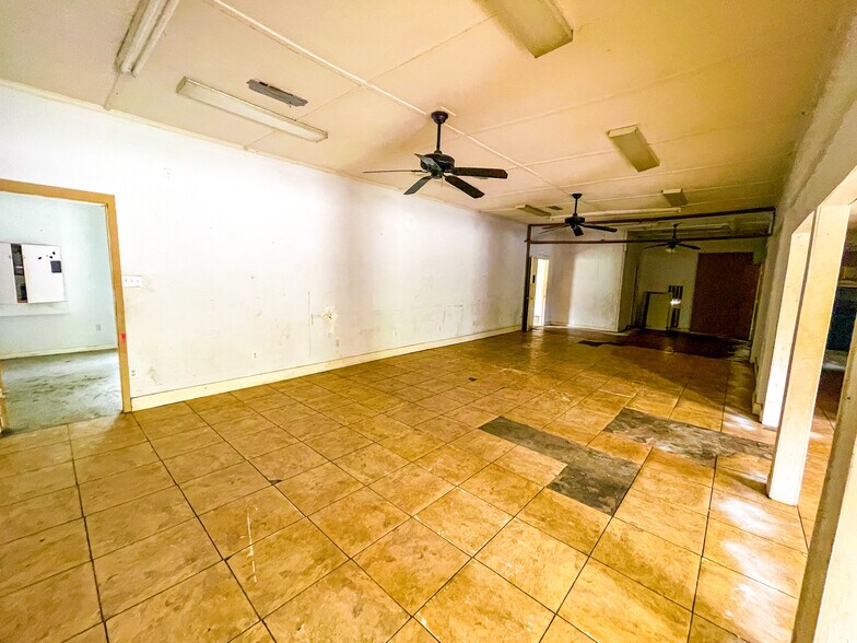 More Photos Of 2305 N Main St, Vidor Flex For Sale