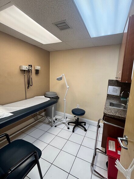 More Photos Of 6950 NW 37th Ave, Miami Service For Lease