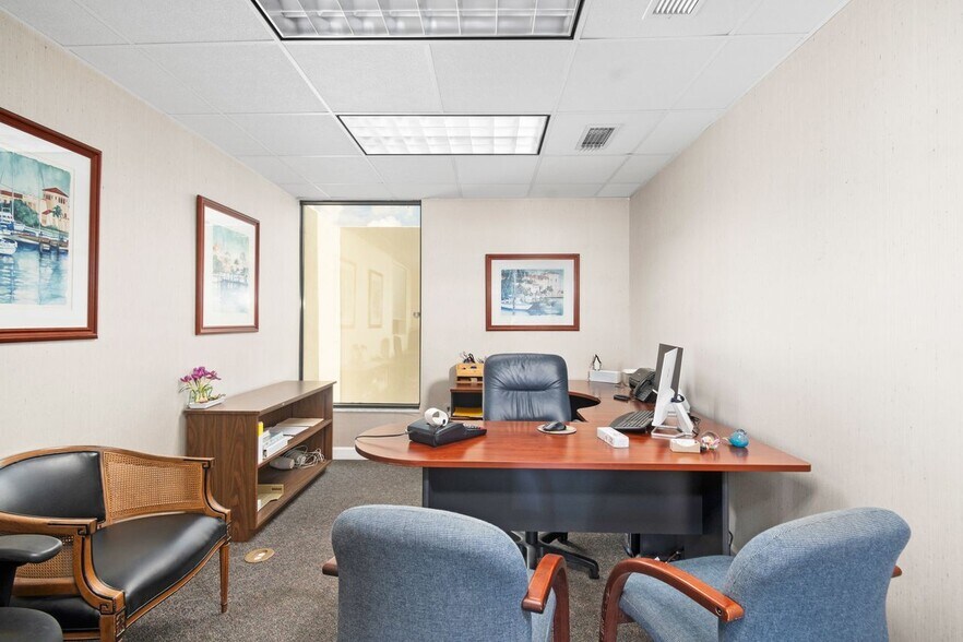 More Photos Of 2501 S Tamiami Trl, Sarasota Office For Sale