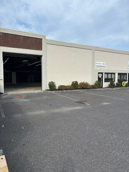 Primary Photo Of 170-176 Mariner Dr, Southampton Warehouse For Lease