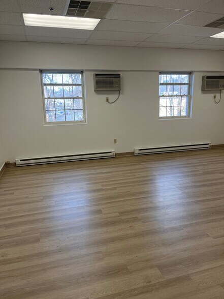 More Photos Of 200 Great Rd, Bedford Storefront Retail Office For Lease