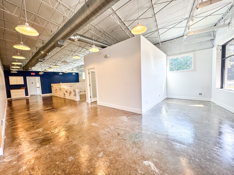 More Photos Of 920 Dauphin St, Mobile Office For Sale