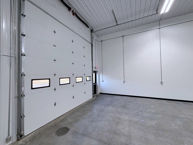 More Photos Of 10 Regency Oaks Blvd, Rochester Warehouse For Lease