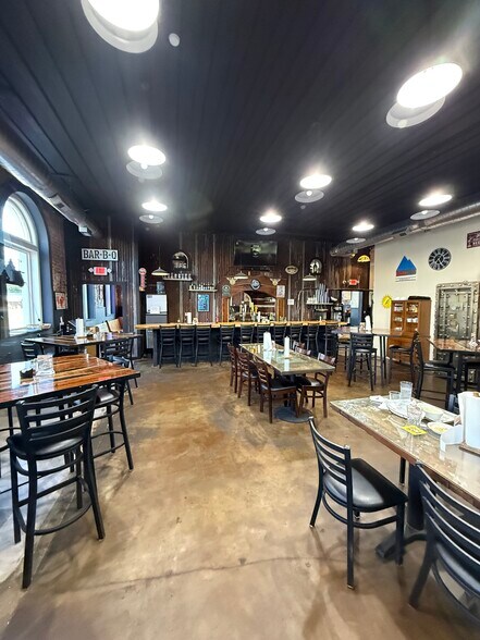 More Photos Of 200 W Main St, Marietta Storefront Retail Residential For Sale