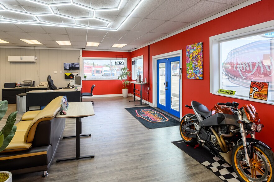 More Photos Of 40 Nw 4th St, Madras Auto Dealership For Lease