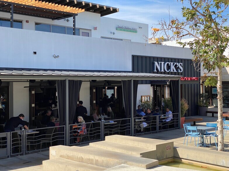 More Photos Of 451 Manhattan Beach Blvd, Manhattan Beach Restaurant For Lease