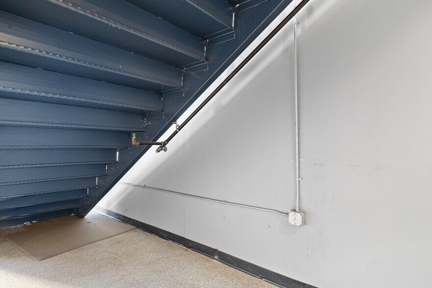 More Photos Of 7637 Fm 3009, Schertz Light Distribution For Sale
