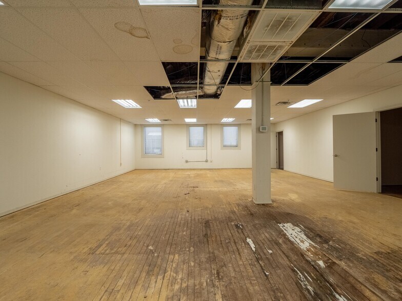 More Photos Of 122 E Carl Albert Pky, Mcalester Office For Sale