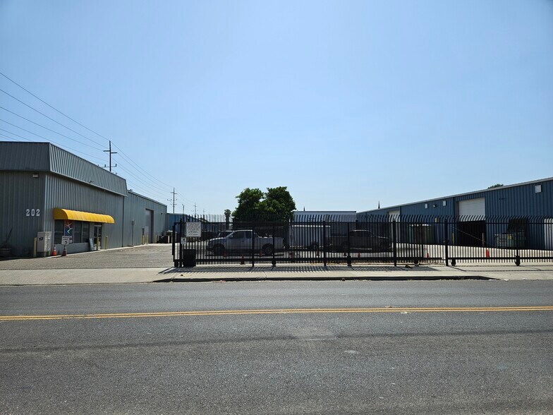 Primary Photo Of 202 S Santa Cruz Ave, Modesto Warehouse For Lease