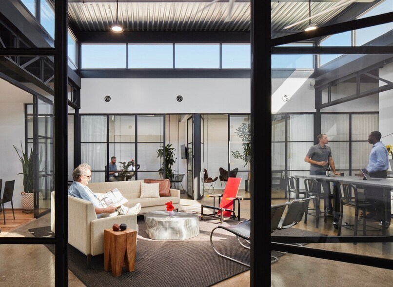 More Photos Of 1627 Dragon St, Dallas Office For Sale