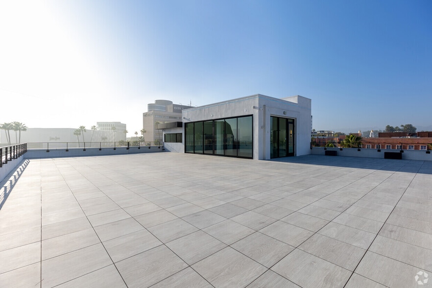 More Photos Of 9646 Brighton Way, Beverly Hills General Retail For Sale