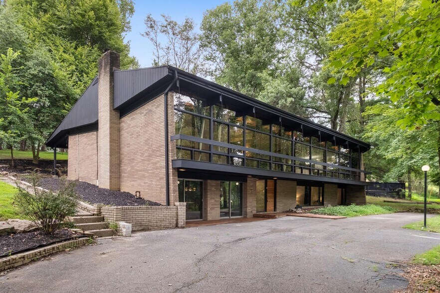 More Photos Of 176 Kingsview Dr, Weirton Showroom For Sale