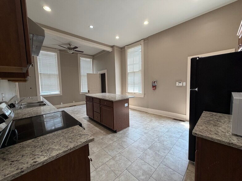 More Photos Of 28 S Idlewild St, Memphis Freestanding For Sale