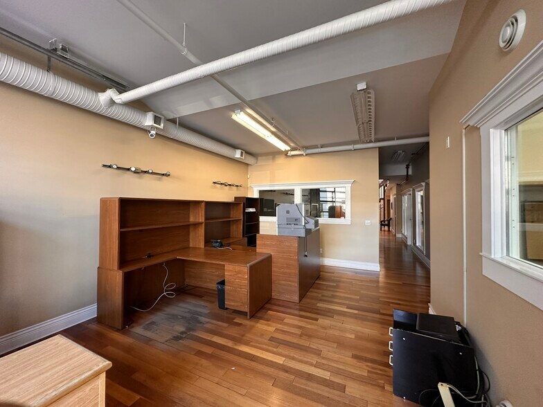 More Photos Of 15272 Croydon Dr, Surrey Office Residential For Sale