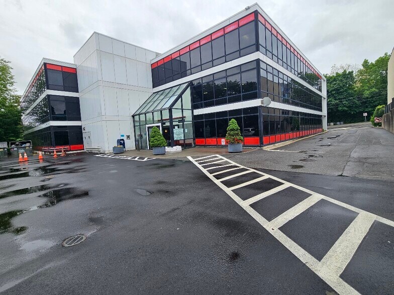 More Photos Of 935 Northern Blvd, Great Neck Medical For Sale