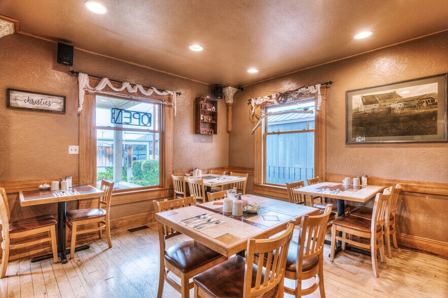More Photos Of 614 NW Cedar Ave, Redmond Restaurant For Sale