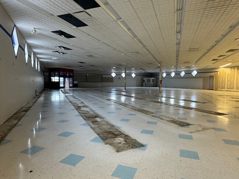 More Photos Of 1313 N Wood Ave, Florence Freestanding For Sale