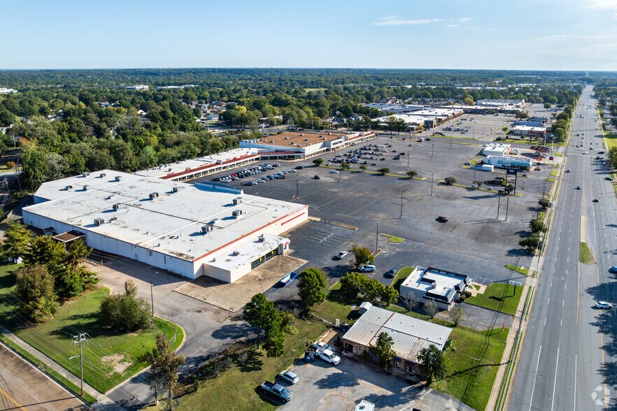 More Photos Of 6480-6532 Winchester Rd, Memphis Unknown For Lease