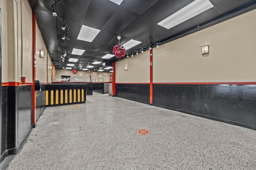 More Photos Of 607 S Main St, King Department Store For Lease