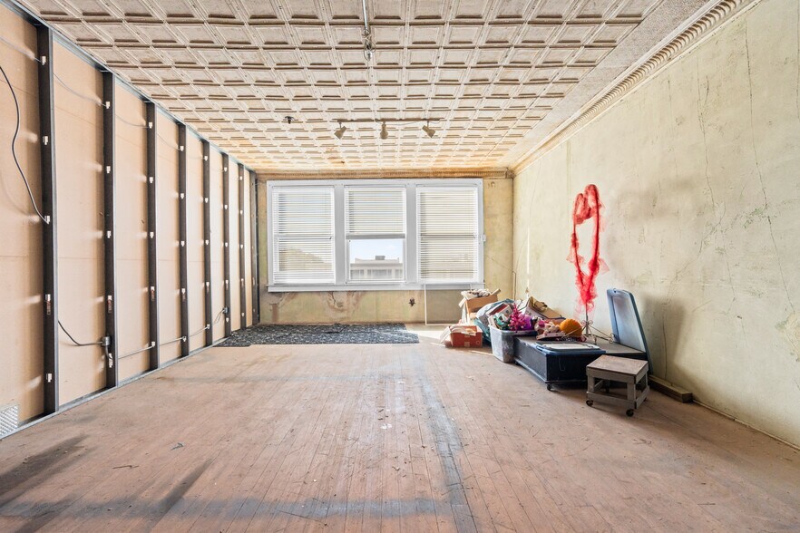 More Photos Of 207 E Elm St, Hillsboro Storefront Retail Residential For Sale