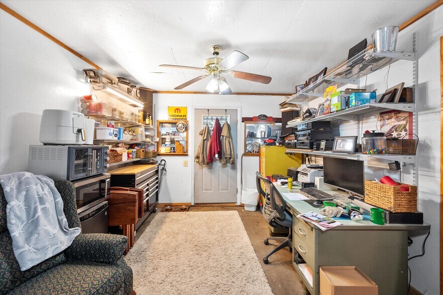 More Photos Of 613 2nd St, Kerens Light Manufacturing For Sale