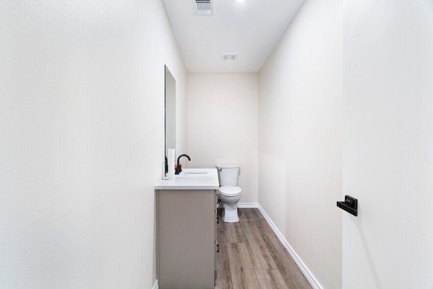 More Photos Of 3790 Lamar Ave, Paris Warehouse For Sale