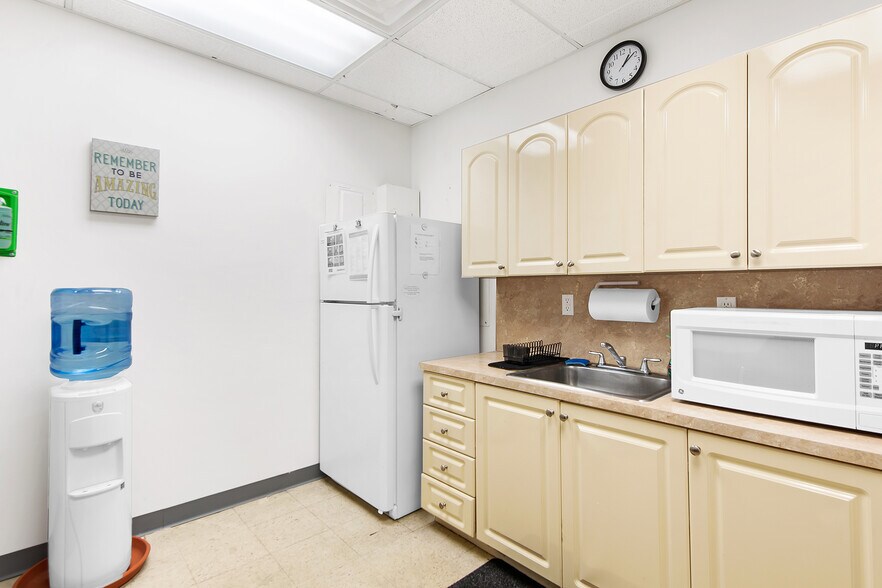 More Photos Of 1100 W Oakland Park Blvd, Wilton Manors Industrial For Lease