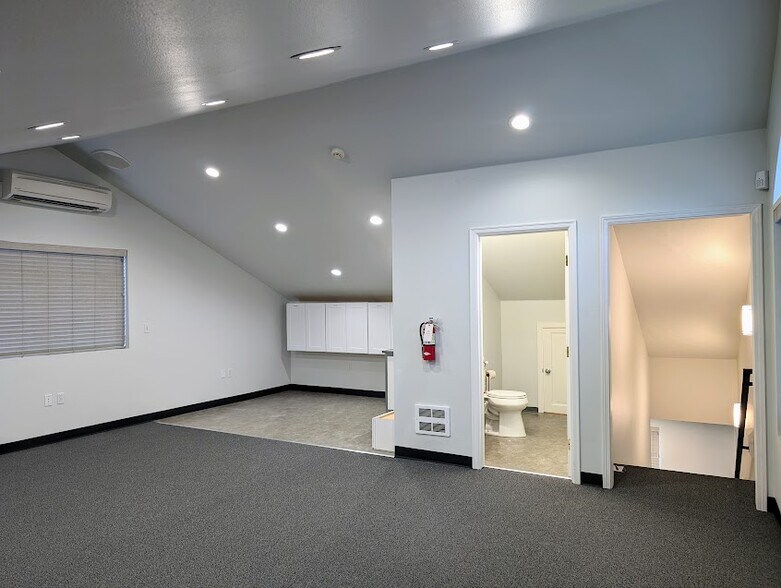 More Photos Of 105 Washington Blvd, Algona Office For Lease
