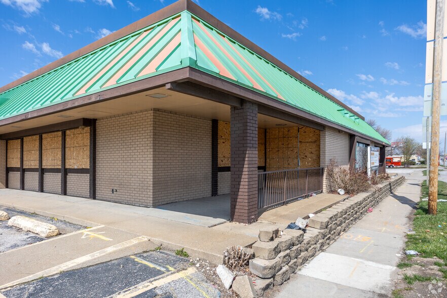 More Photos Of 3600 E 14th St, Des Moines Restaurant For Sale