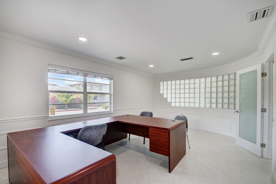 More Photos Of 830 N Federal Hwy, Lake Worth Office For Lease