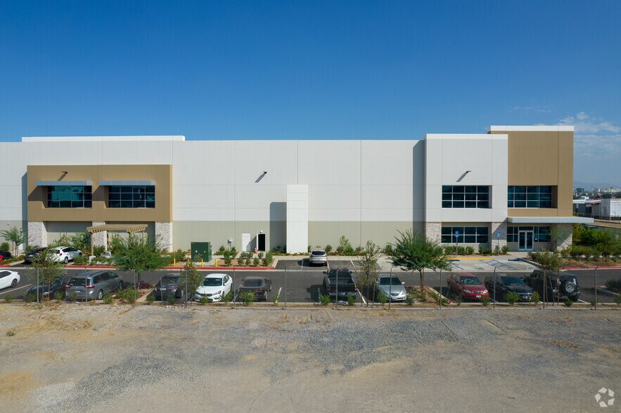 More Photos Of 100 W Walnut Ave, Perris Distribution For Lease