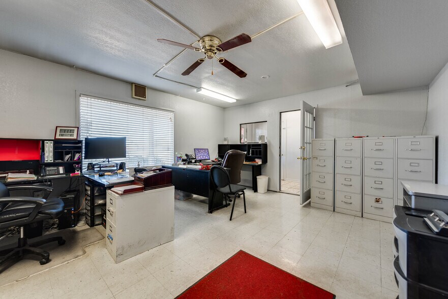More Photos Of 1005 Austin St, Midland Storefront For Sale