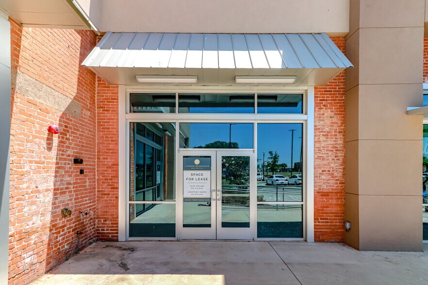 More Photos Of 300 S 2nd St, Waco General Retail For Lease