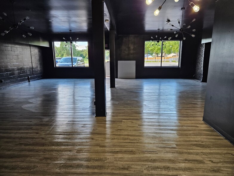 More Photos Of 2608 Kilburn Ave, Rockford General Retail For Lease
