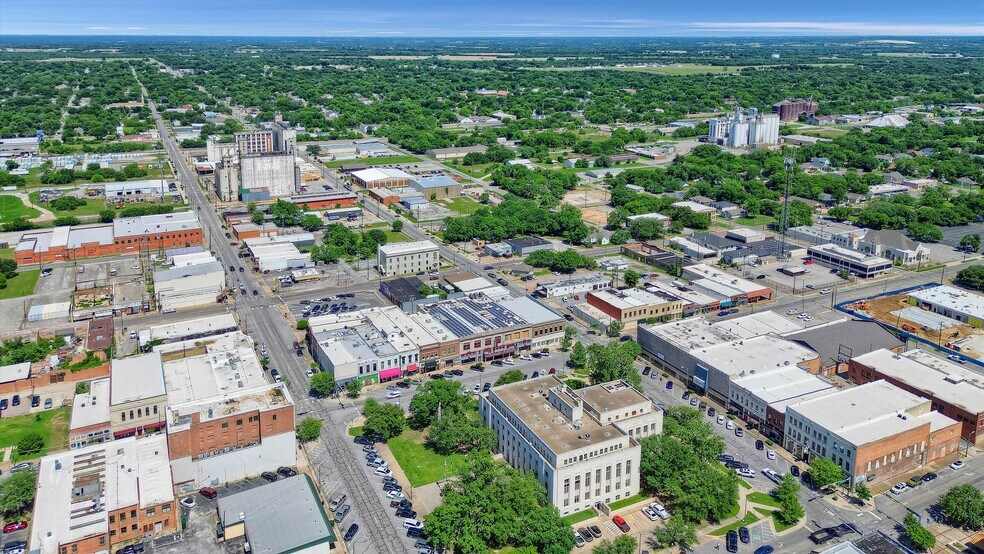 More Photos Of 115 S Travis St, Sherman General Retail For Sale