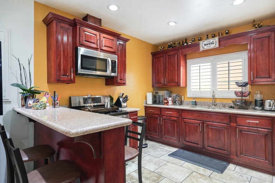 More Photos Of 10240 Atlantic Ave, South Gate Storefront For Sale