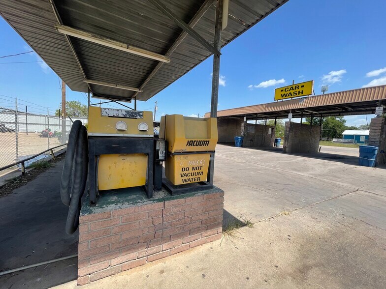 Primary Photo Of 226 Bremond St, Hempstead Carwash For Sale