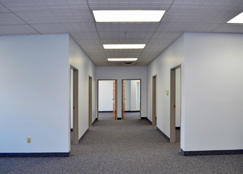 More Photos Of 2333-2335 W 50th St, Erie Warehouse For Lease