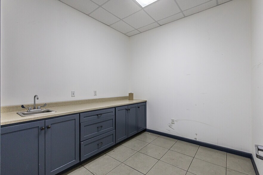 More Photos Of 13806 N Unitec Dr, Laredo Warehouse For Lease