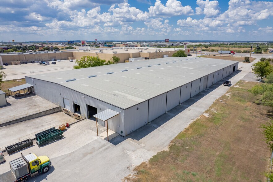 More Photos Of 3194 N Interstate 35, New Braunfels Warehouse For Lease
