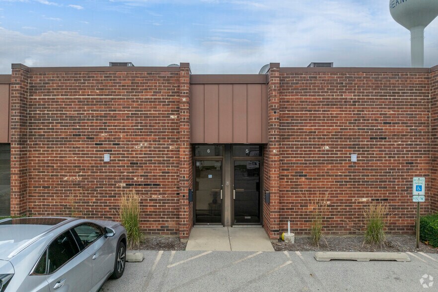 More Photos Of 350 Randy Rd, Carol Stream Warehouse For Lease