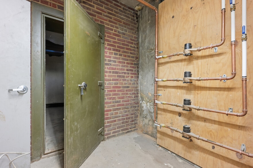 More Photos Of 833 N Market St, Wilmington Storefront Retail Residential For Sale
