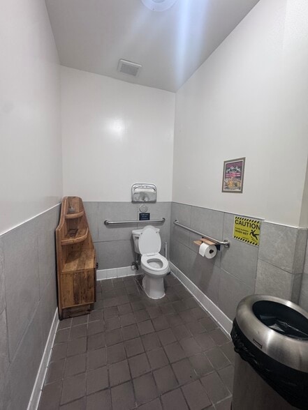More Photos Of 349 N La Cienega Blvd, Los Angeles Restaurant For Lease